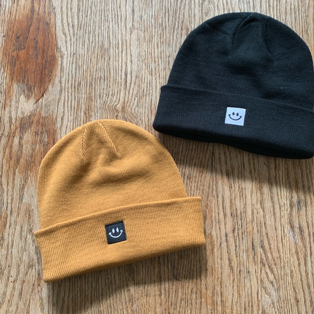 Set of smiley beanies — brown and black